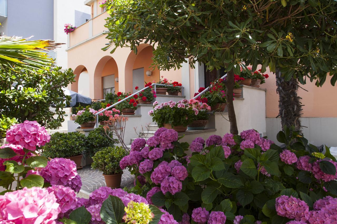 Amadei Hotel Blumen Pesaro Esterno foto